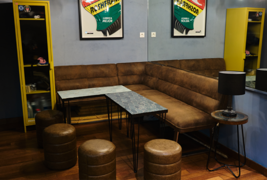 Espace confortables et décor du Binchotan.